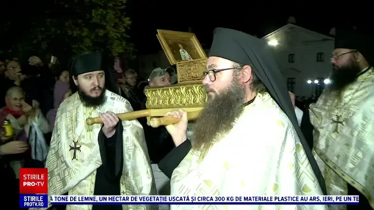 Peste 120.000 de oameni au ajuns până acum la moaștele Sfintei Parascheva. Mulți pelerini au venit însoțiți de copii