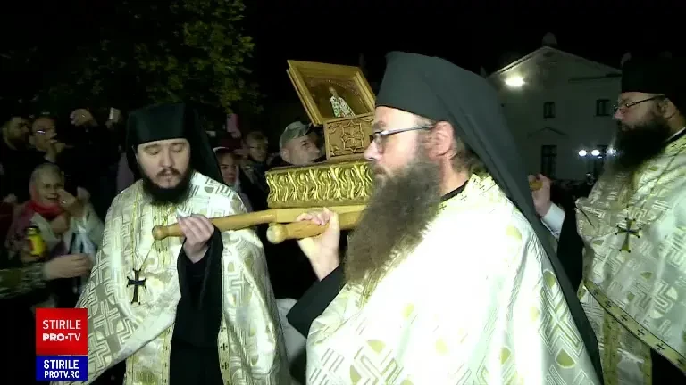 Pelerinajul de la Sfânta Cuvioasă Parascheva. Credincioșii așteaptă la o coadă de doi kilometri pentru a atinge moaștele