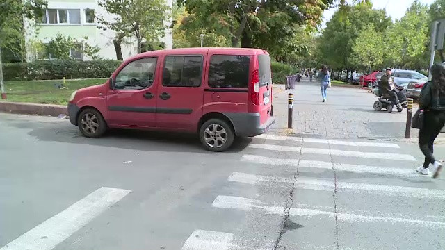 Primăriile au pus gând rău mașinilor parcate aproape de intersecții, pe trotuar sau chiar pe trecerile de pietoni
