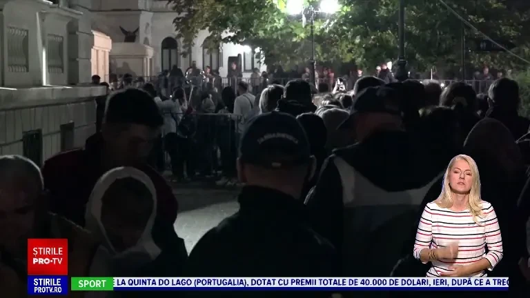 Oamenii stau ore în șir la coadă pentru a se închina la moaștele Sfintei Parascheva. „Emoții mult prea puternice”