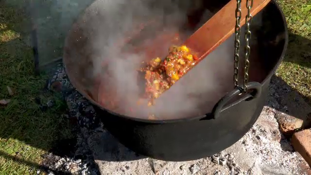 Întrecere de gătit gulaș. 8 echipe de bucătari pricepuți și-au dat întâlnire într-un sat din județul Braşov