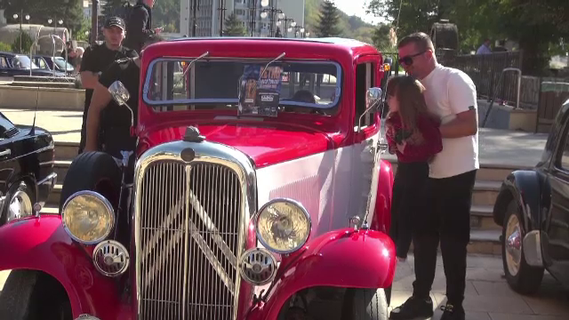 Piatra Neamţ a găzduit o frumoasă expoziție de mașini retro. 40 de autoturisme de colecţie au fost atracția principală