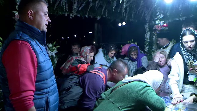 Credincioșii au trișat ca să ajungă la Sf. Parascheva. Ce spun cei care au stat toată noaptea la rând: ”Sacrificiu!”