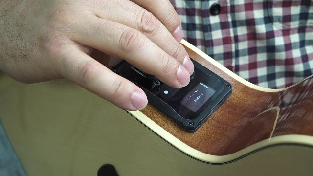 ”Made in Reghin”. Câțiva români pasionați de muzică au creat chitara care imită sunetul de tobe, pian sau acordeon