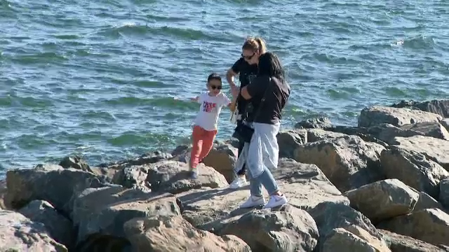 Vară târzie pe litoral. Turiștii fac baie în marea caldă și iau cu asalt cherhanalele: ”Neașteptat de frumos și de bine”