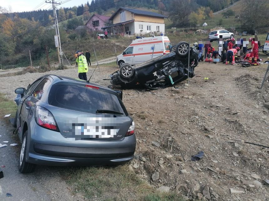 Accident în Neamț. Au fost implicate două mașini. Șase persoane sunt rănite