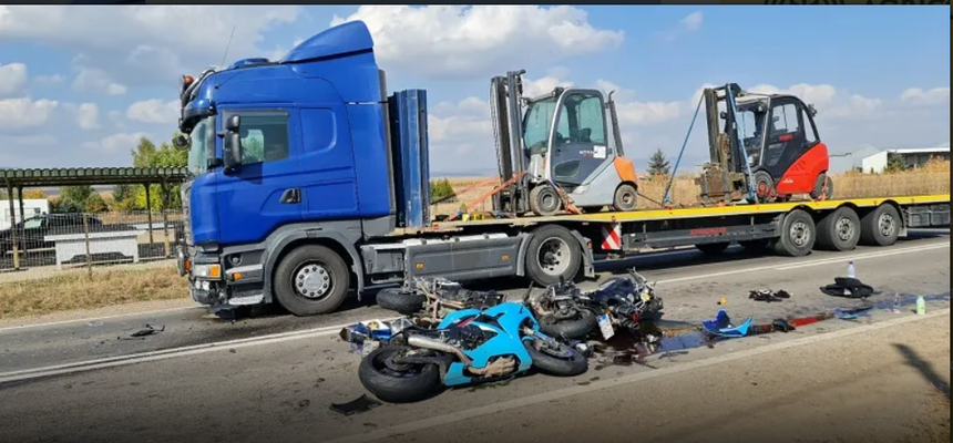 Accident grav între un TIR, o mașină şi trei motociclete, între Braşov şi Târgu Secuiesc. Trei persoane au fost rănite