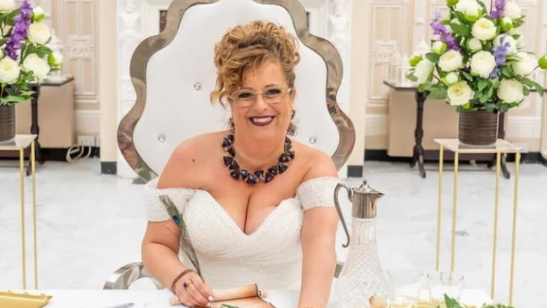 Sătulă să mai aștepte soțul potrivit, o femeie s-a căsătorit cu ea însăși. A făcut economii timp de 20 de ani pentru nuntă