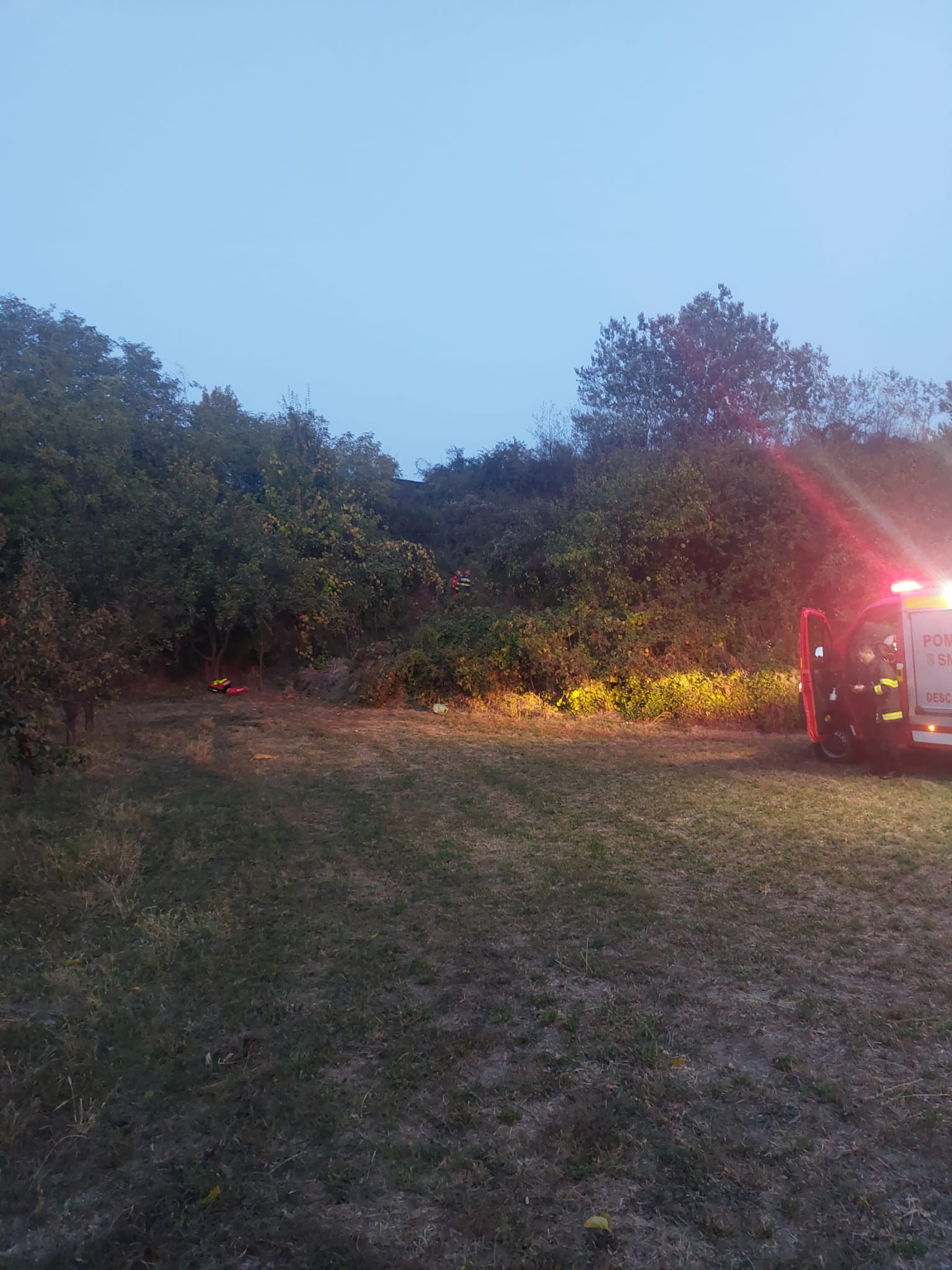 Accident grav în Argeș. O femeie a murit după ce s-a răsturnat cu tractorul într-o râpă