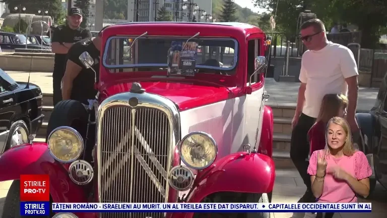 Piatra Neamţ a găzduit o frumoasă expoziție de mașini retro. 40 de autoturisme de colecţie au fost atracția principală