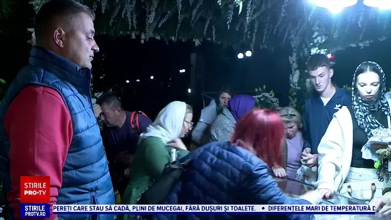 Credincioșii au trișat ca să ajungă la Sf. Parascheva. Ce spun cei care au stat toată noaptea la rând: ”Sacrificiu!”