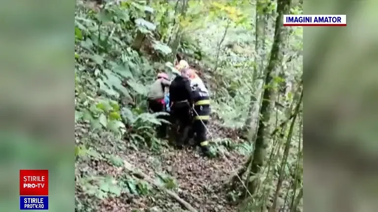 Un turist a căzut într-o râpă adâncă din Timiș, după ce a ales alt traseu. Asistase la un concert în peștera Românești