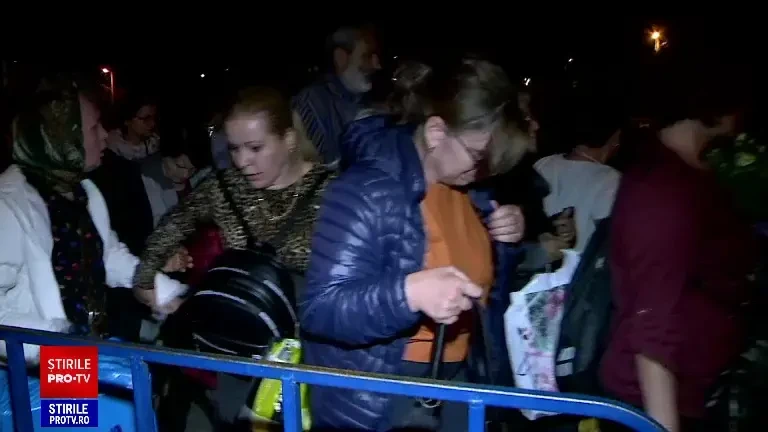 Record de pelerini la racla Sfintei Parascheva. 350.000 de credincioși din toate colțurile țării s-au strâns la Iași