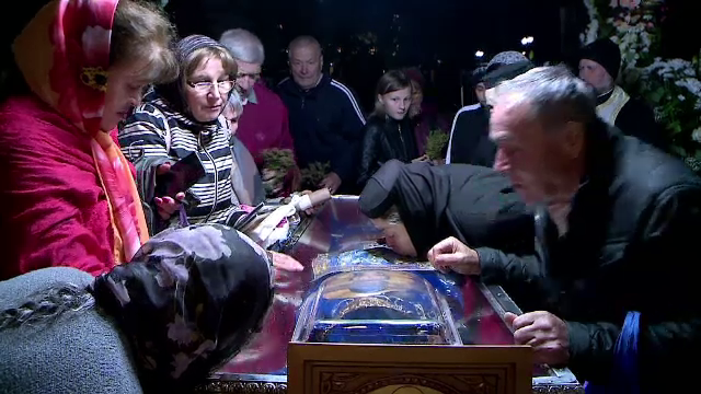 27.000 de pelerini au așteptat duminică seară să ajungă la racla Sfintei Parascheva, deși sărbătoarea s-a sfârşit