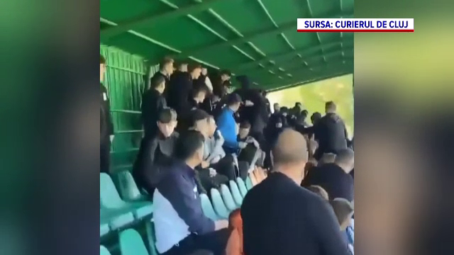 Educație în tribune, cu pumni și spray paralizant: Bătaie între părinți la un meci al copiilor de la CFR și U Cluj