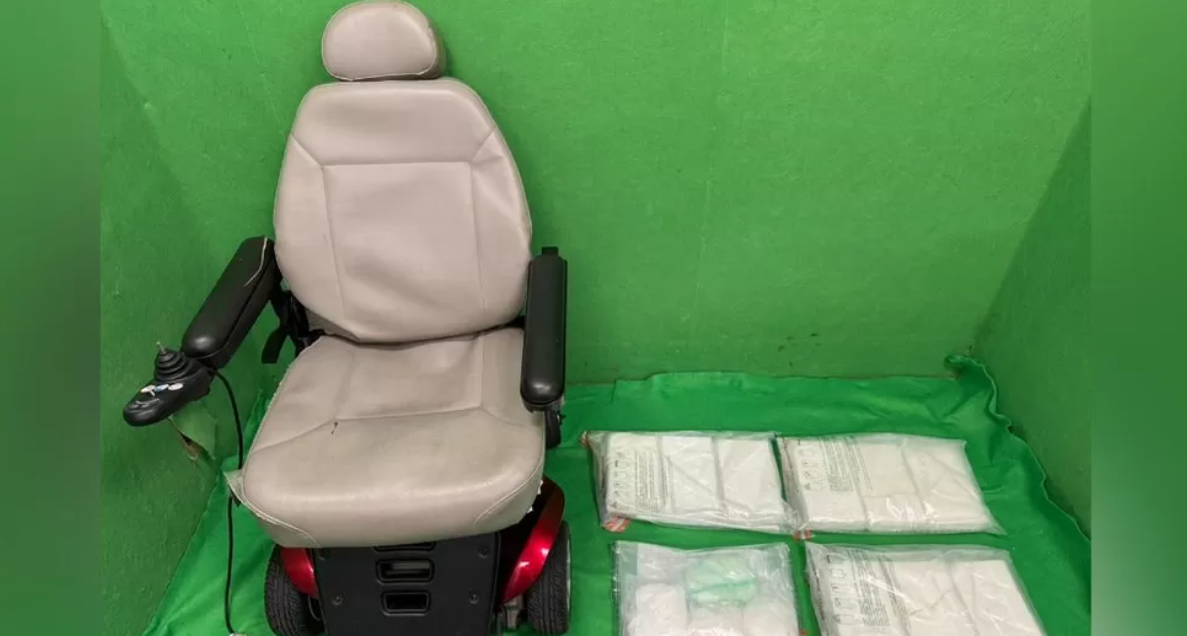 Captură de 1,5 milioane de dolari într-un aeroport. Ce au găsit polițiștii în pernele unui scaun cu rotile electric