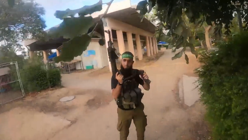 Momentul în care un terorist Hamas este împușcat mortal de armata israeliană în timp ce filma cum trage în casele oamenilor