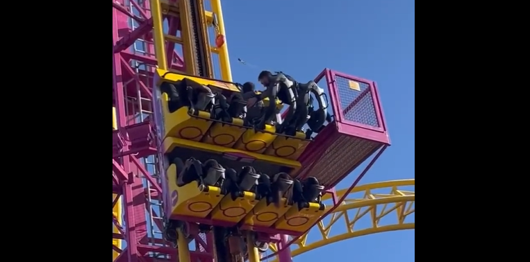 Clipe de coșmar într-un parc de distracții din Anglia. Mai multe persoane au atârnat cu capul în jos într-un carusel