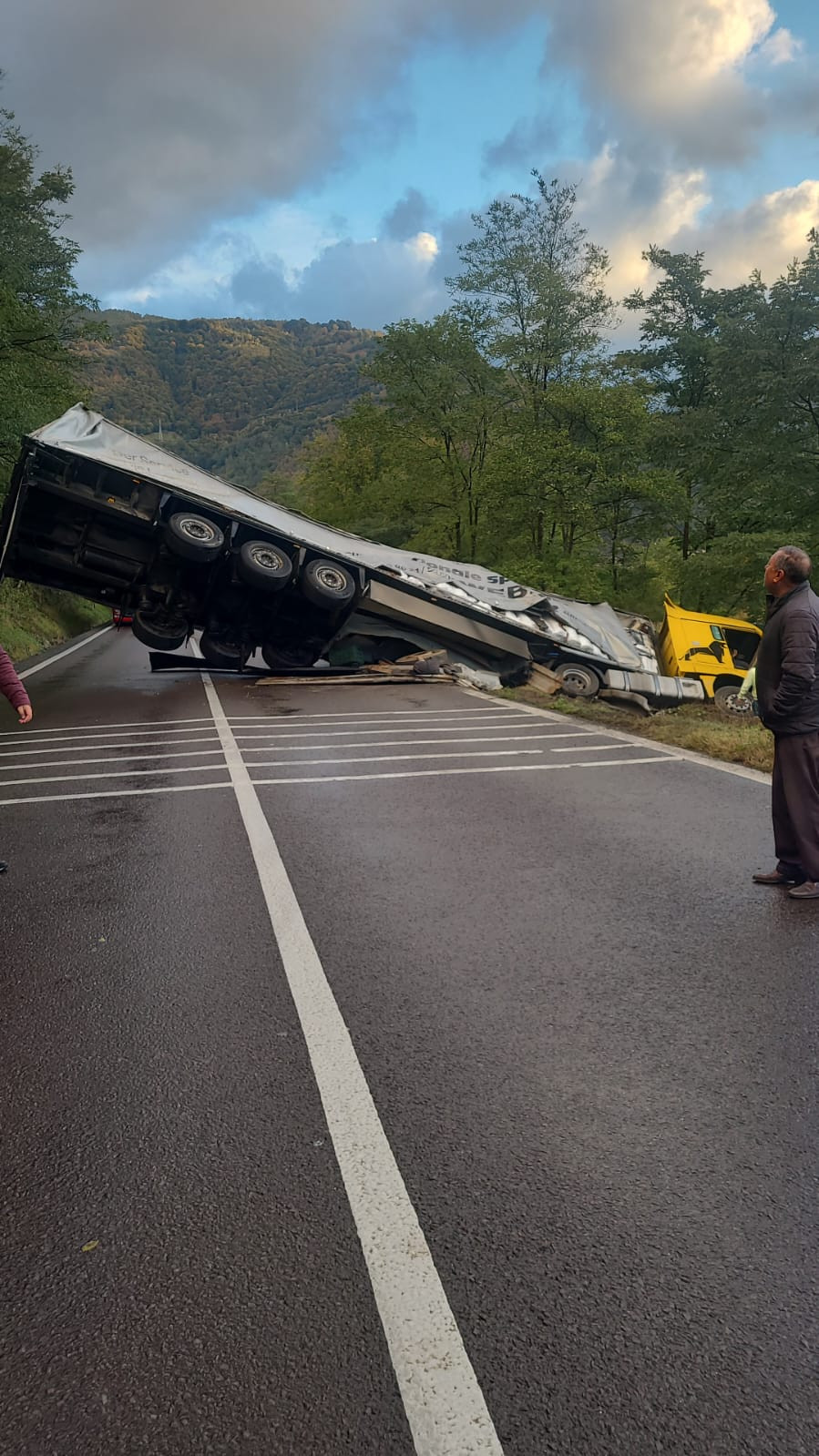 Momentul în care un TIR se răstoarnă pe DN 7, după ce șoferul pierde controlul volanului