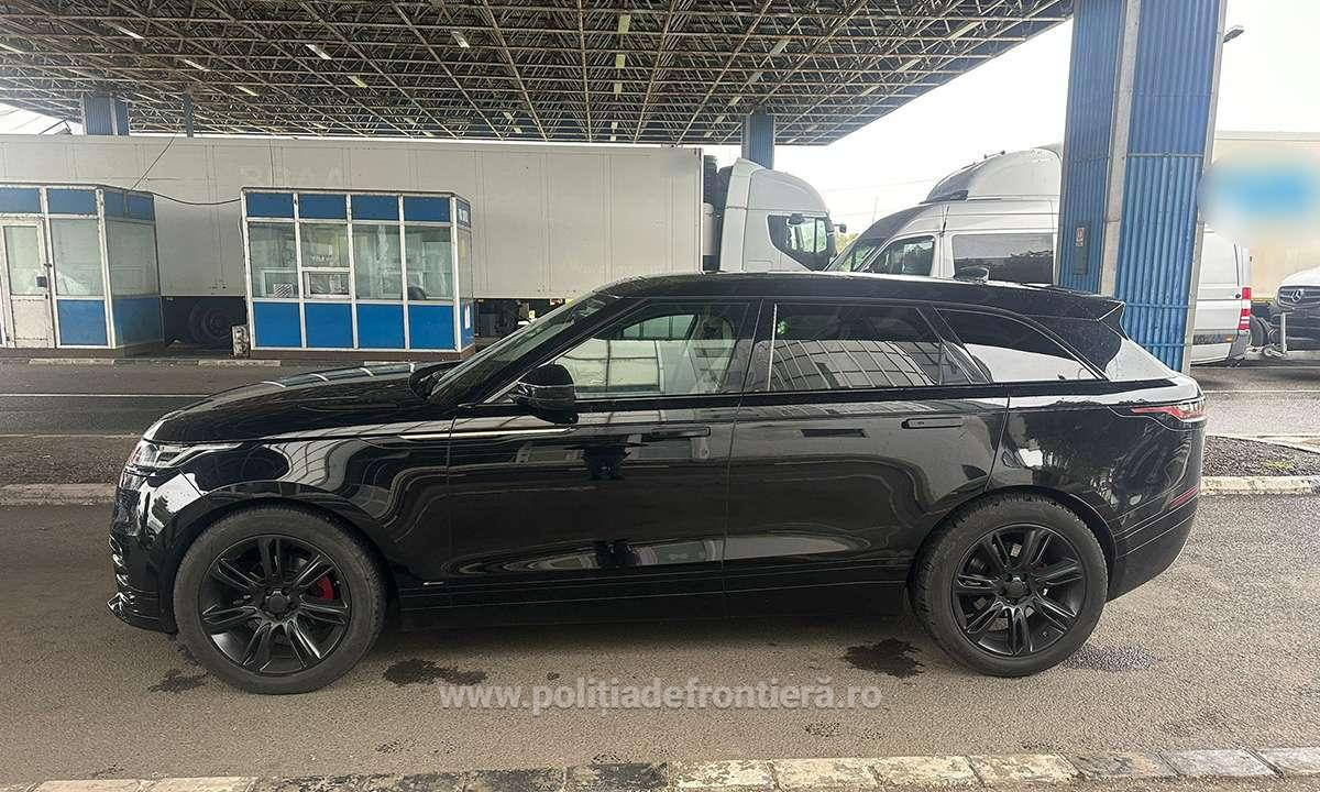 Un Range Rover și un Mercedes, oprite când urmau să fie scoase din România. Ce au descoperit poliţiştii din Arad. FOTO