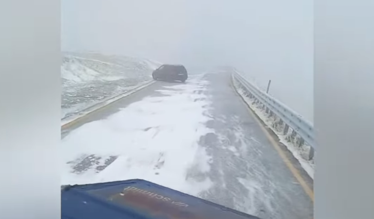 Starea drumurilor în România. Se circulă în condiții de iarnă. Care sunt șoselele cu probleme