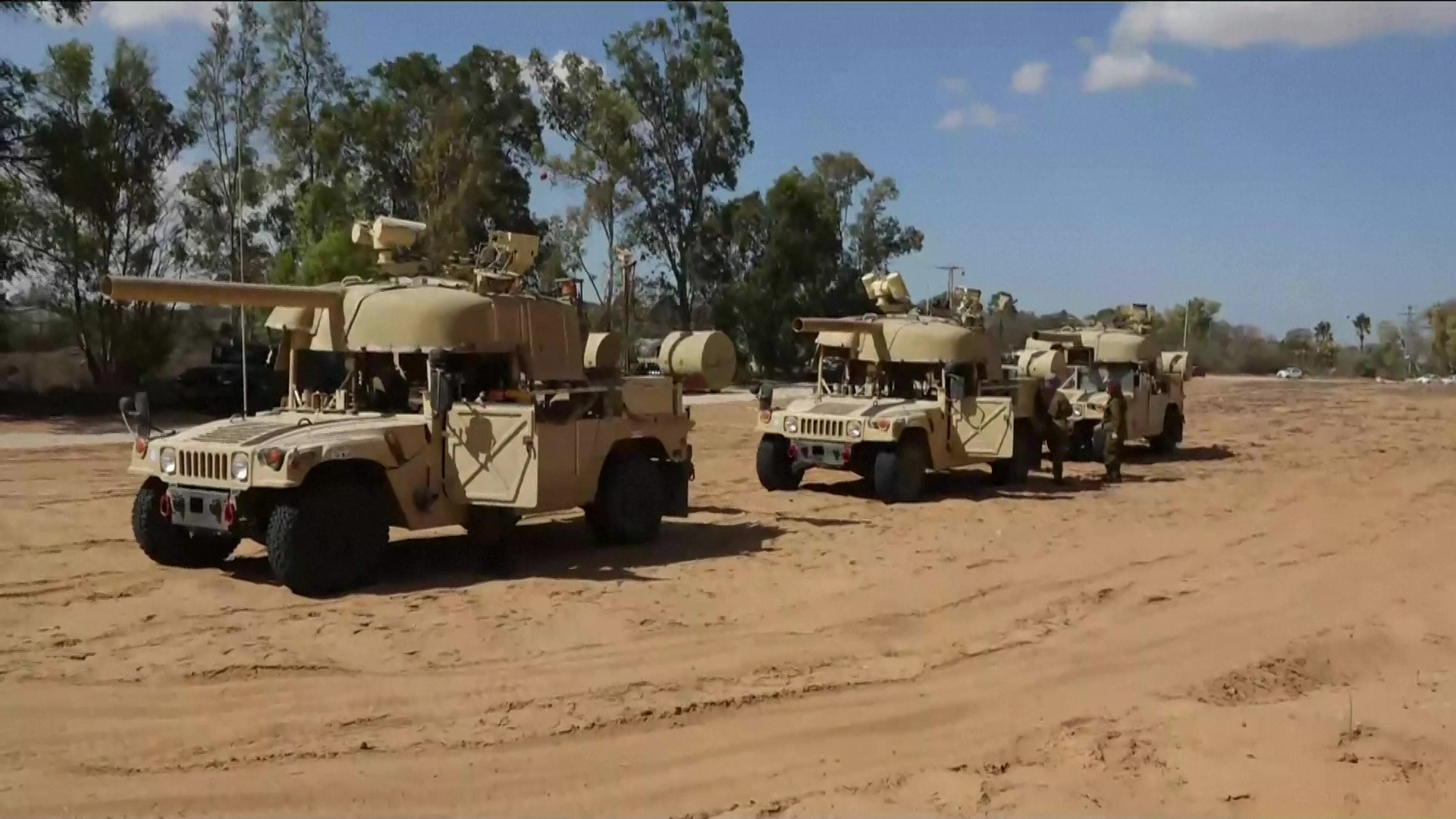 VIDEO. Israelul are pregătite pentru invazia terestră din Gaza vehicule neobișnuite de luptă. Jumătate camion, jumătate tanc