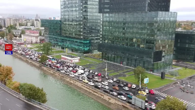 Scene neplăcute cu șoferii din București. Mașinile stau bară la bară, după ce a fost restricționată circulația pe Podul Grant