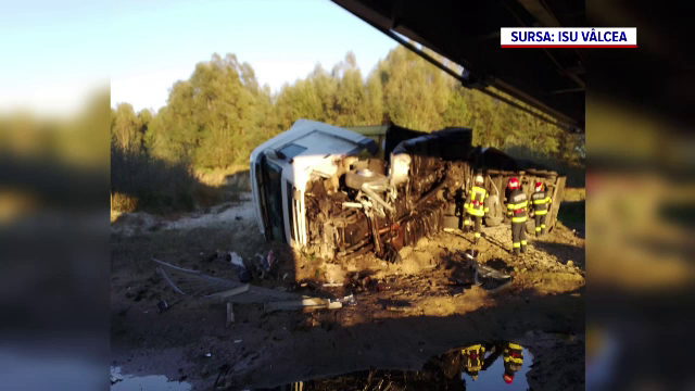 Un TIR încărcat cu gresie a căzut de pe un pod din Vâlcea după ce ar fi intrat în coliziune cu o betonieră