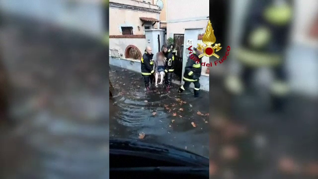 Inundații puternice în Roma. Pompierii au sărit în ajutorul localnicilor blocați în case