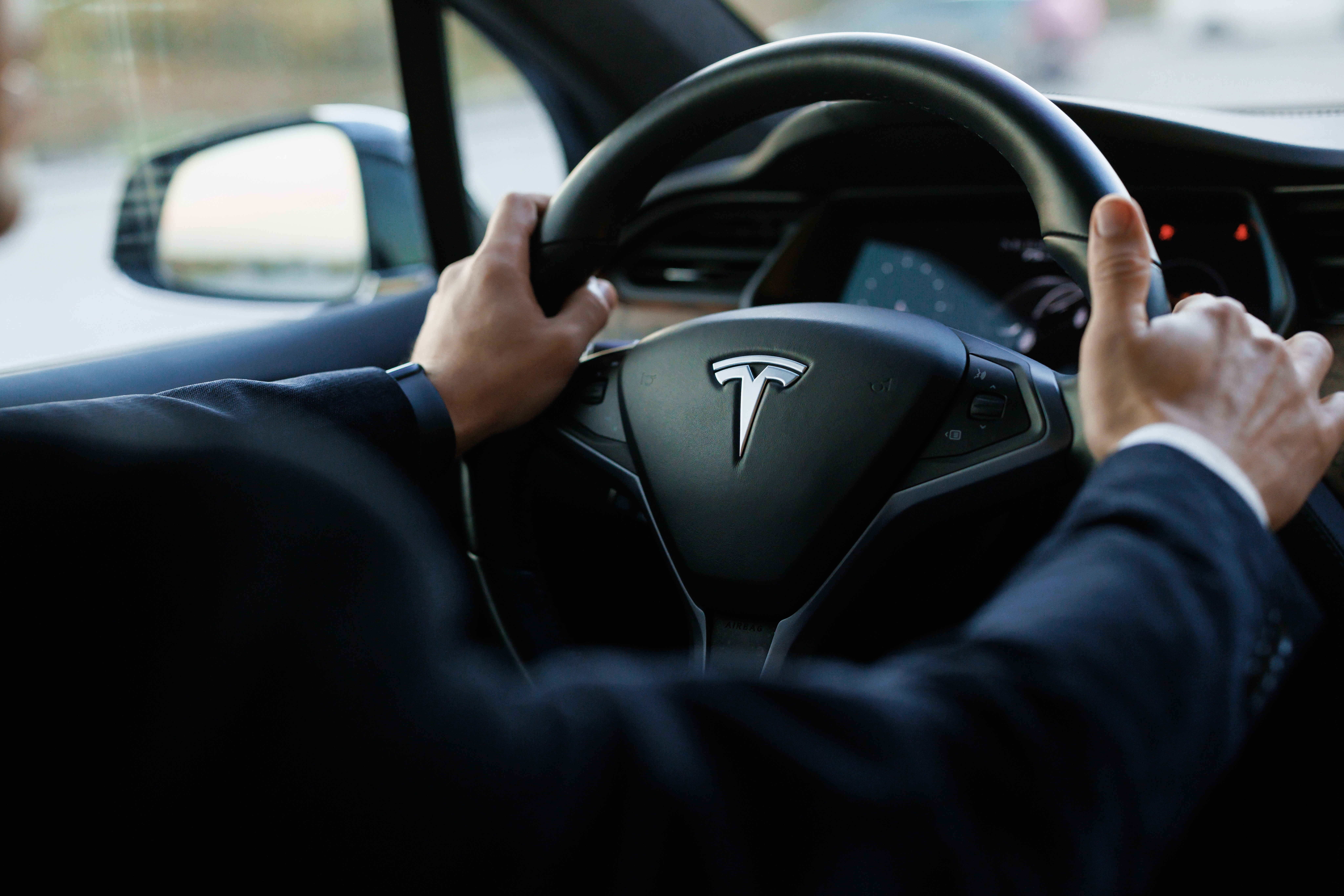 Tesla anunță mașini mai ieftine, după ce a concediat peste 10% din angajați. Ce se întâmplă cu modelul de 25.000 de dolari