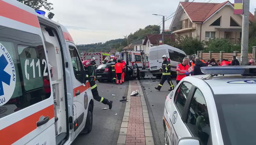 Accident între un microbuz și o mașină, în Cluj. 16 persoane au ajuns la spital | VIDEO