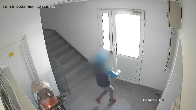Un băiat de 9 ani a dat foc unui cărucior de copii în scara unui bloc din Tecuci, provocând un incendiu