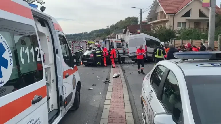 Accident între un microbuz și o mașină, în Cluj. 16 persoane au ajuns la spital | VIDEO