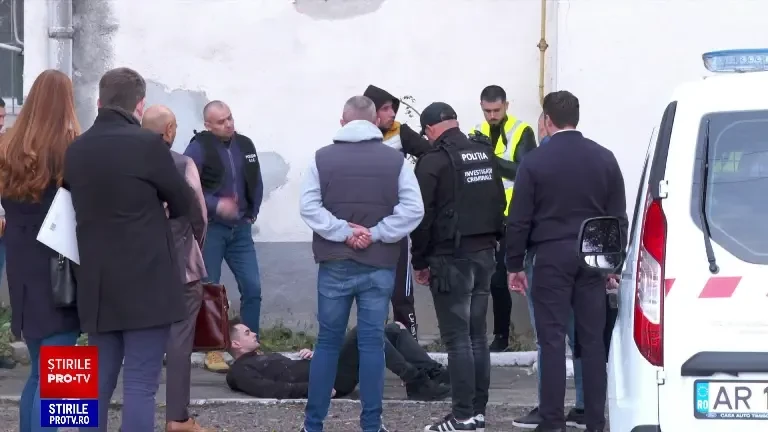 Polițistul local din Arad care a ucis în bătaie un bărbat, scos din arest pentru reconstituire. Ce a decis familia victimei