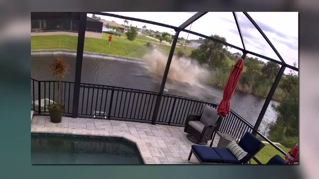 Momentul în care un bărbat din Florida plonjează cu mașina într-un canal