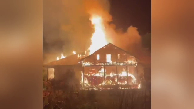 Ce s-a întâmplat cu un bătrân din Neamț care și-a dat foc la casă după ce s-a îmbătat