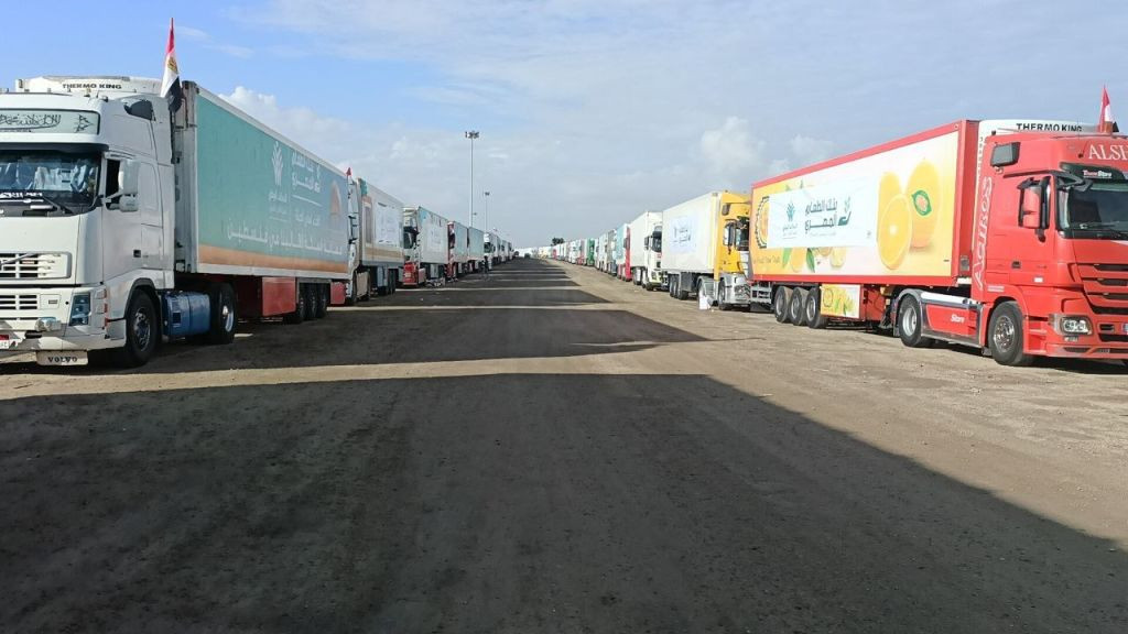 Doar 12 camioane au putut livra alimente şi apă în două luni şi jumătate, în nordul Fâşiei Gaza