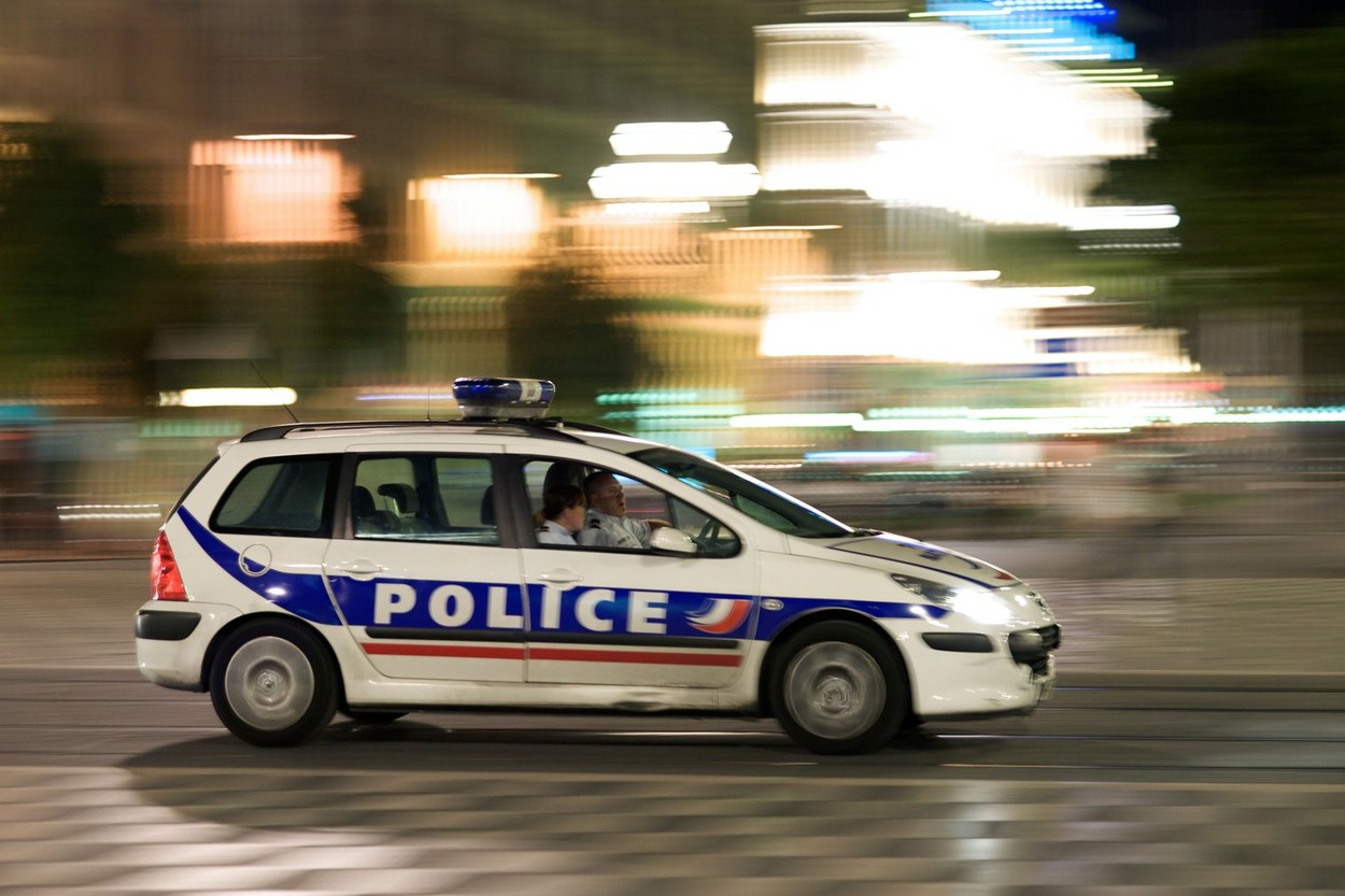 Un bărbat a încercat să înjunghie un trecător în apropierea unei sinagogi din Cannes. Individul a strigat "Allah Akbar"