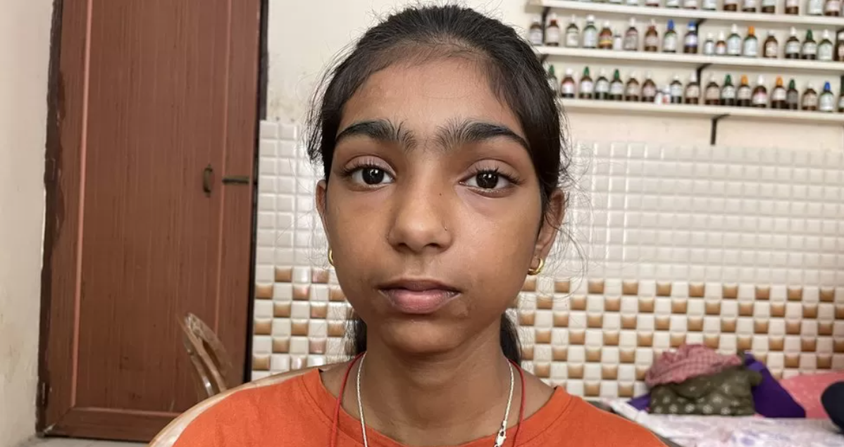 „Ne țineam de mână, dar forța apei ne despărțea”. Mărturiile unei fetițe care a rămas fără mamă după inundațiile din India