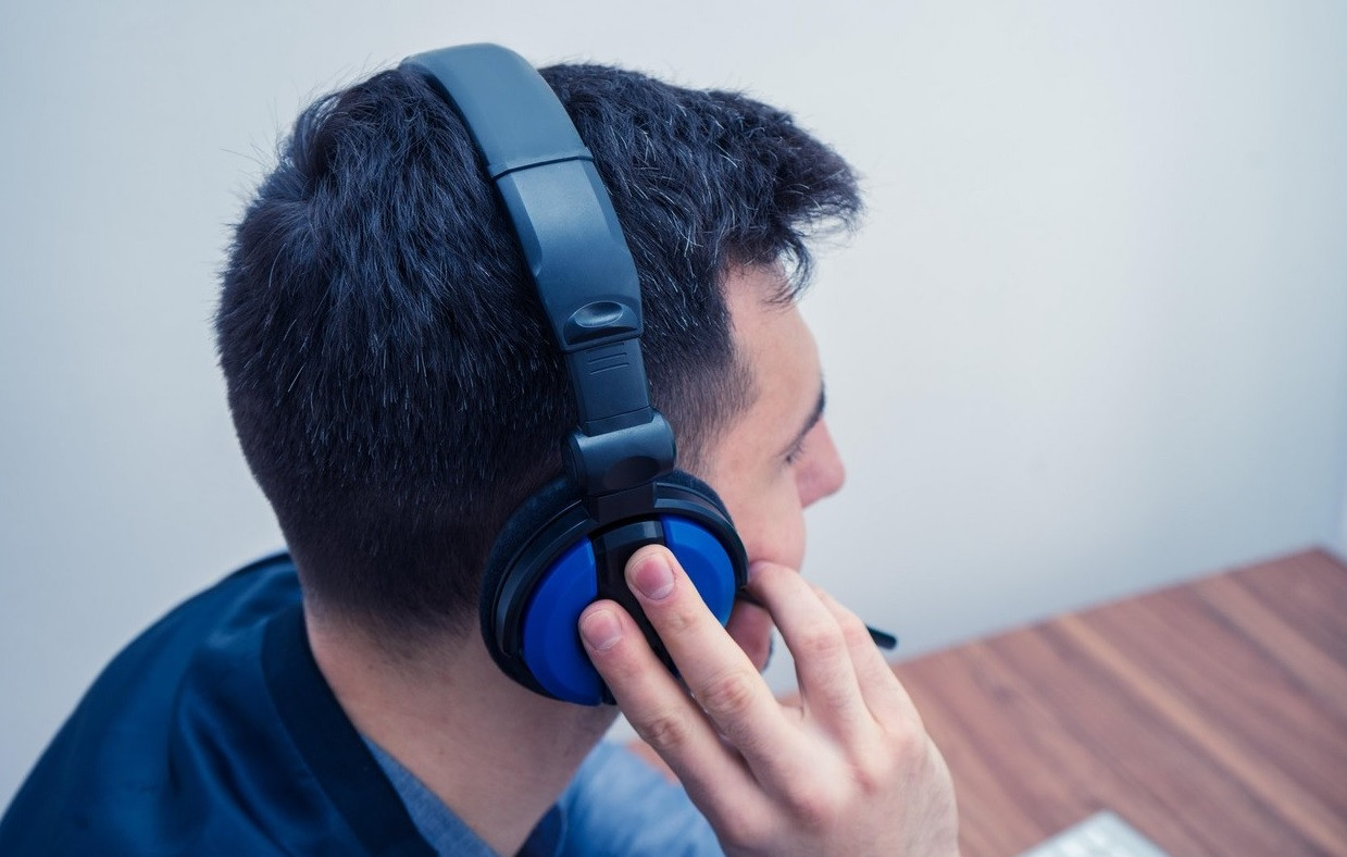Angajatul unui call center din Germania a suferit leziuni permanente după un atac audio cu frecvenţă înaltă