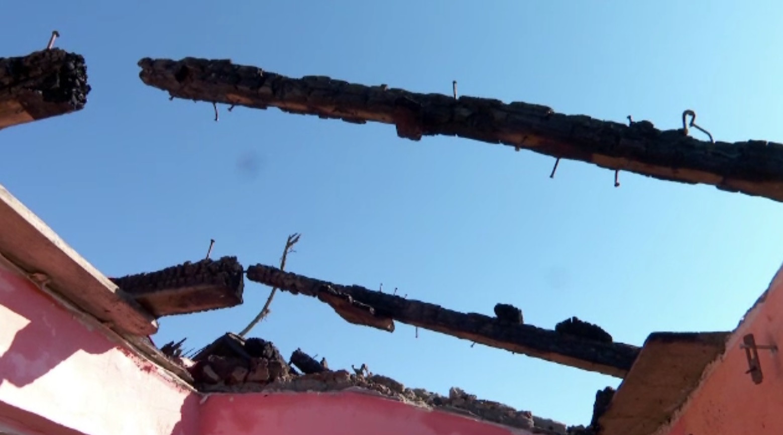 O familie sărmană cu cinci copii a rămas fără casă după un incendiu devastator. Cum puteți ajuta