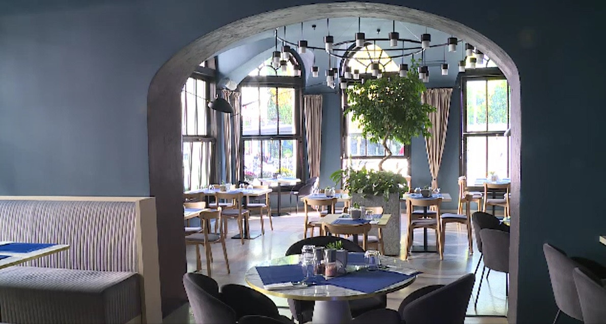 Cea mai veche cafenea din Bucureşti, premiată pentru arhitectura interioară. A fost atestată documentar în 1812