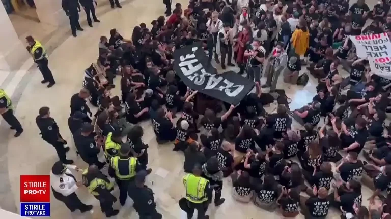 Sute de persoane au fost arestate după ce au intrat în Capitoliul SUA, cerând încetarea războiului dintre Israel și Hamas