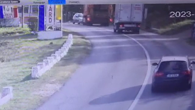 Momentul șocant în care un șofer intră în plin într-un camion de gunoi, în Alba. Totul a fost filmat