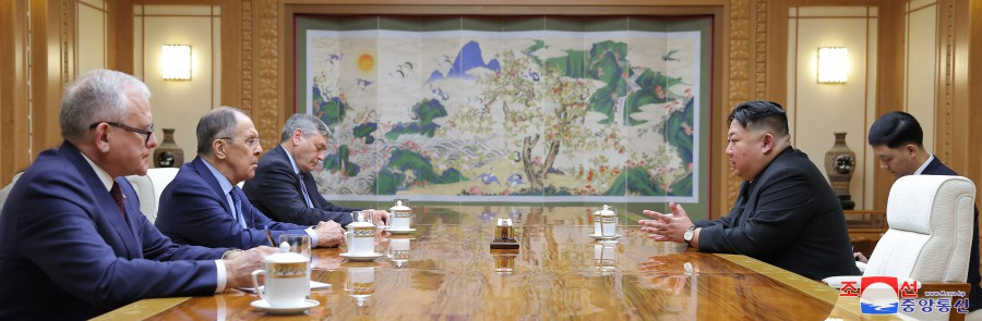 FOTO. Presa comunistă nord-coreeană: ”Respectabilul tovarăș Kim Jong Un a avut o întâlnire fericită cu Serghei Lavrov”