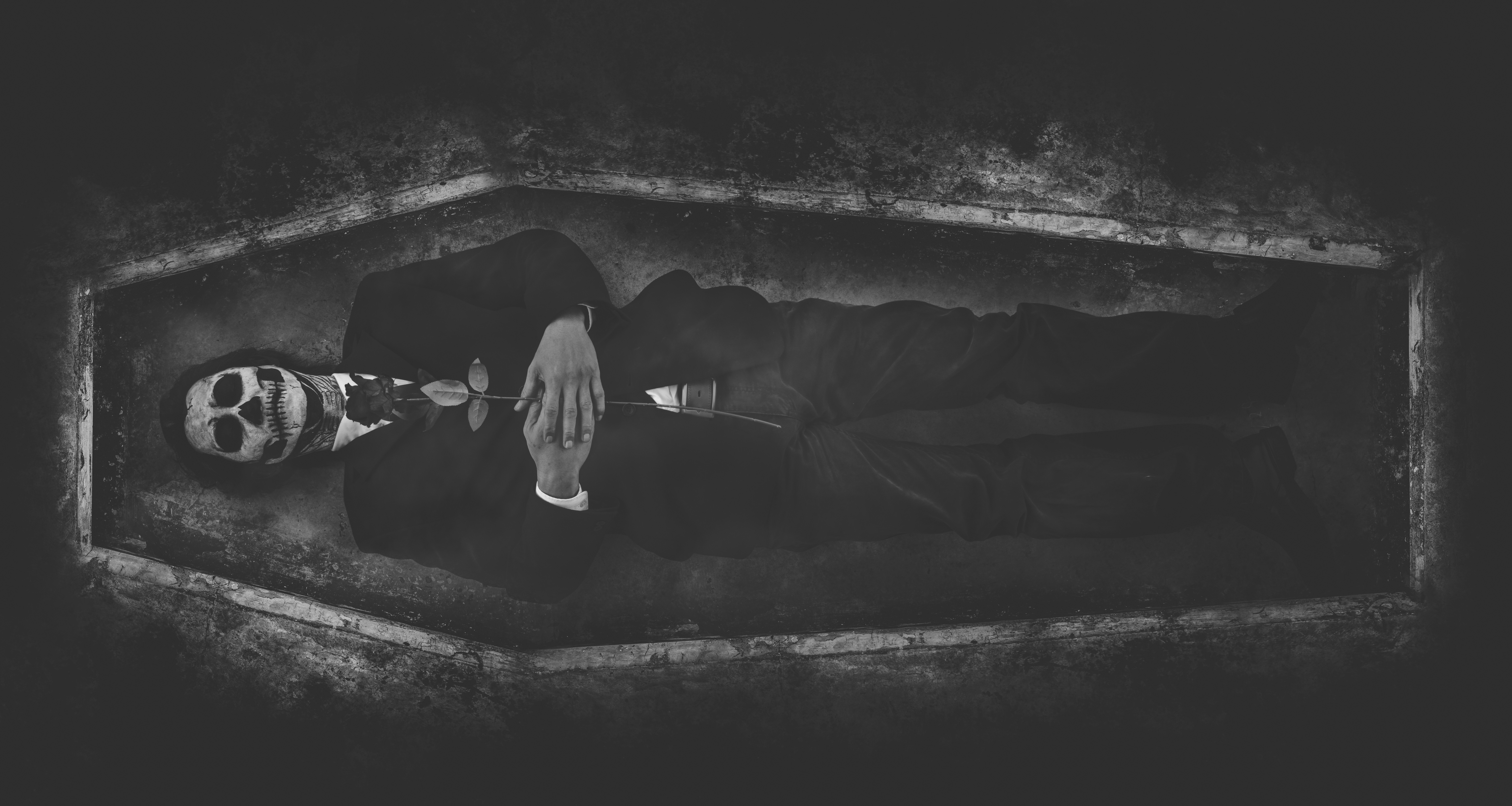 Cadavru abandonat în fața unei case, după ce a fost confundat cu o decorațiune de Halloween. Au tuns și iarba pe lângă el