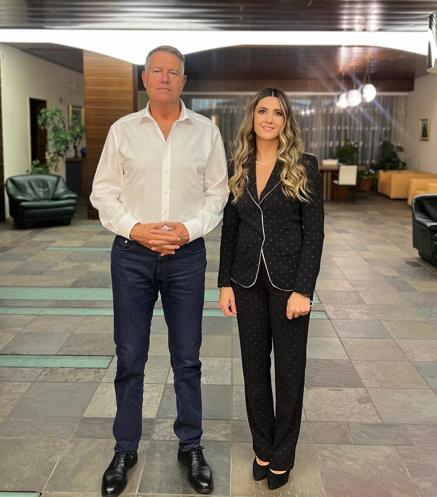 Postare stranie a unei coafeze, alături de Iohannis: ”Onorată, dar mai ales fericită că am fost aleasă de domnul președinte”