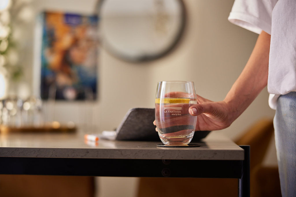 (P) Obiceiuri sănătoase: cum să ai acces la apa de calitate și să reduci din PET-urile pe care le arunci