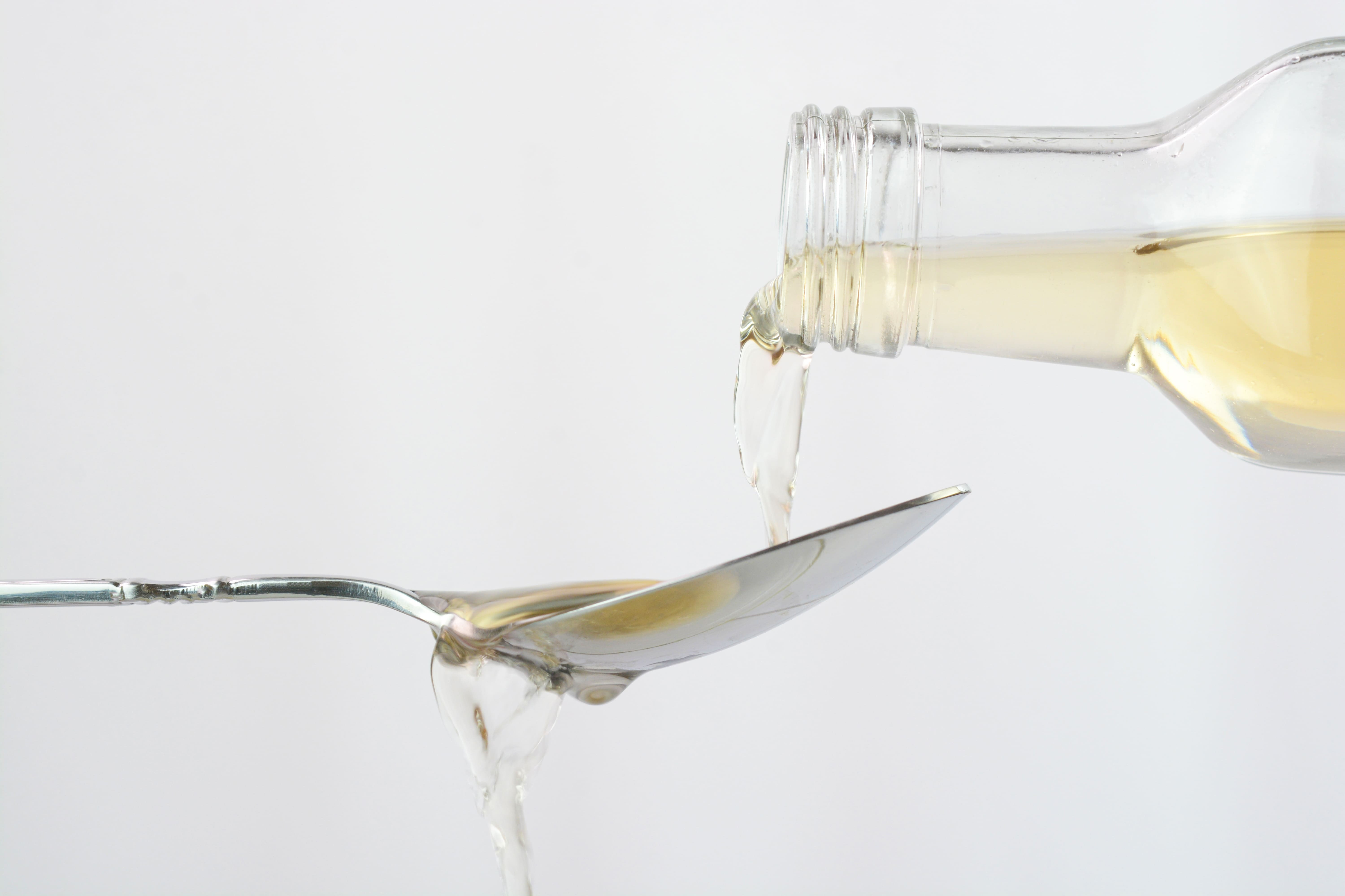 Ai auzit de trendul cu „oțet de mere pentru a curăța bucătăria”? Dacă nu, vezi 6 metode ingenioase de a-l folosi