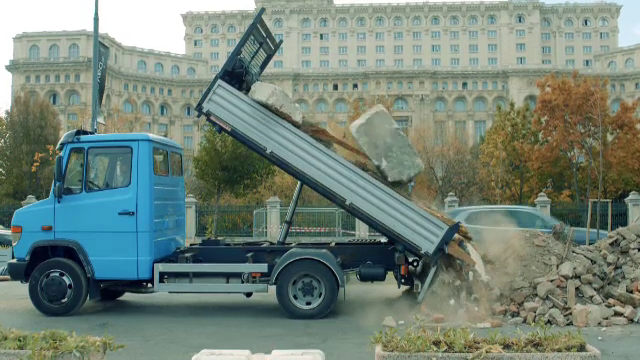 În fața Parlamentului a apărut „Monumentul indiferenței”. Protest neobișnuit al unor activiști